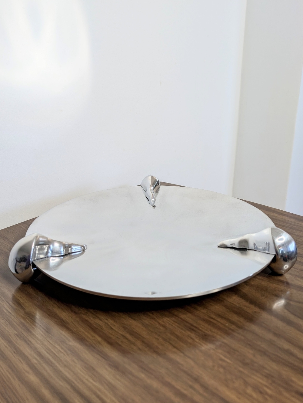 Vintage 80s Claw Footed Brutalist Bright Silver Tone Aluminum Large Platter Bowl - Picture 7 of 16